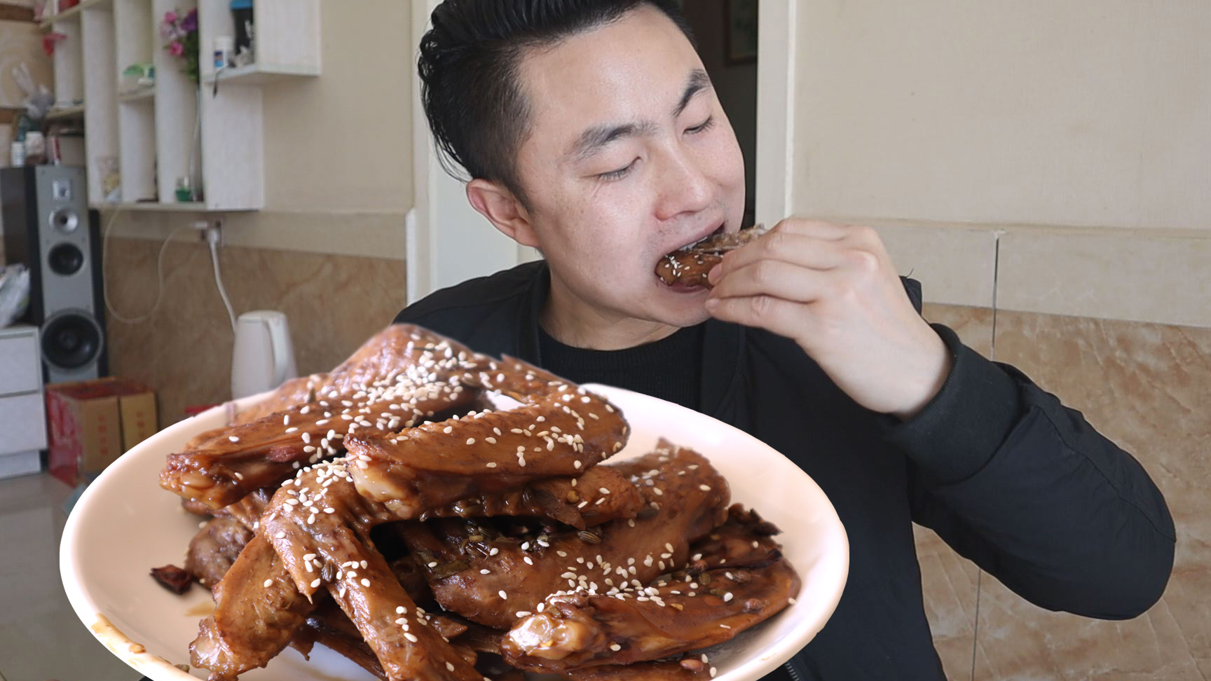 两斤鸭翅一瓶酒,小伙自制麻辣鸭翅,配上一瓶啤酒一盆饭,吃爽了